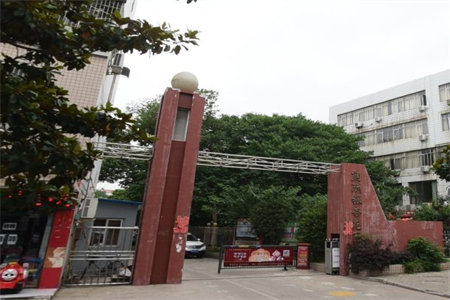 赵家小区二楼110平三室精装带车库92万可按揭